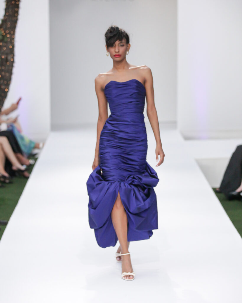 vestido-de-noche-color-azul-marino-drapeado-con-base-agolpada-de-la-disenadora-karen-carranza